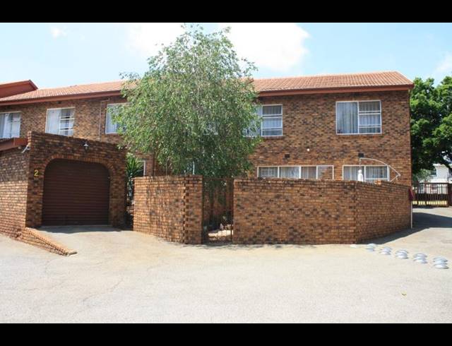 3 BEDROOM TOWNHOUSE FOR SALE IN CROYDON